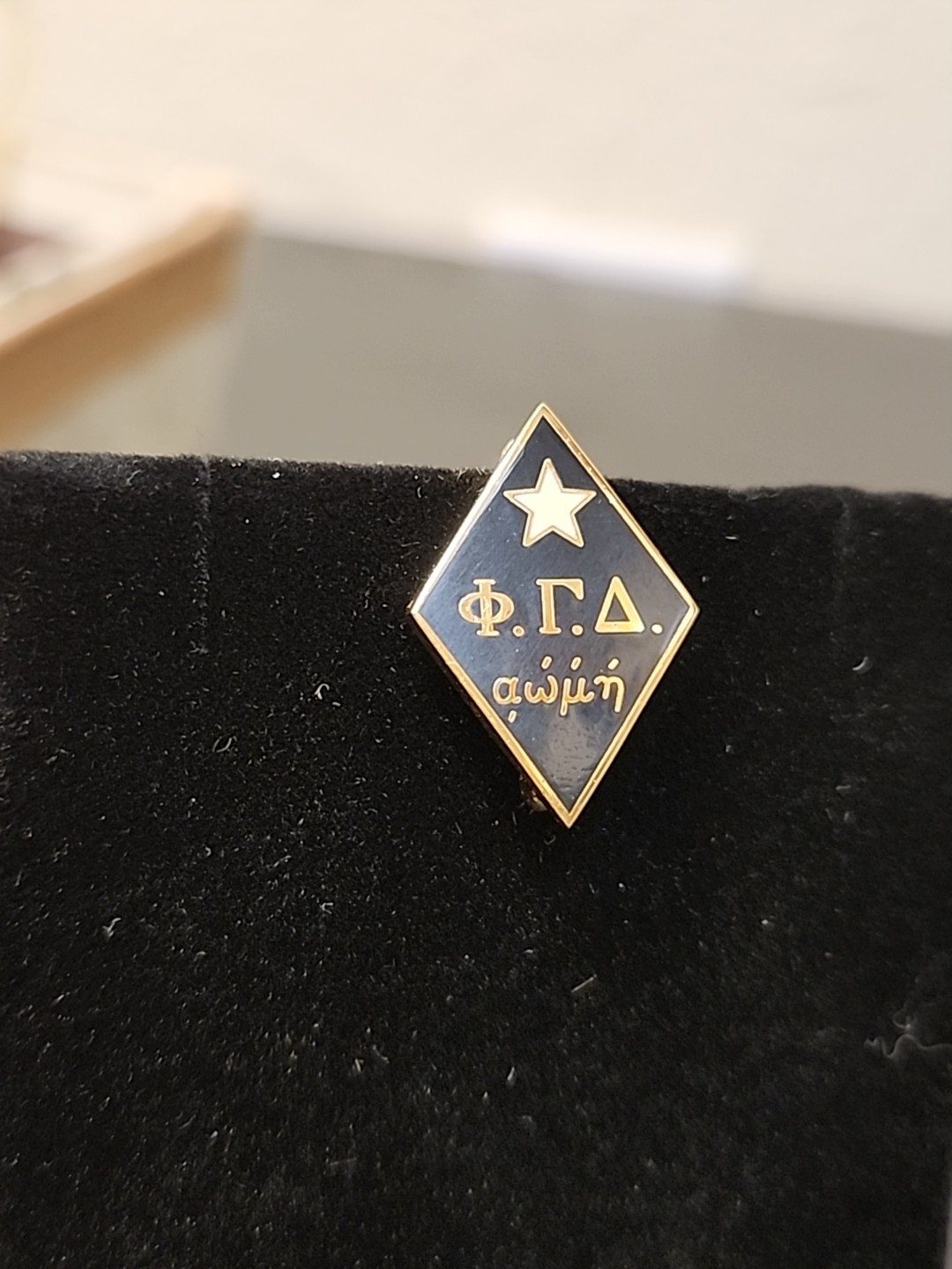 1982 signed 10k Phi Gamma Delta Pi pin with black enamel Engraved Vintage Authen 1982 signed 10k Phi Gamma Delta Pi pin with black enamel Engraved Vintage Authen