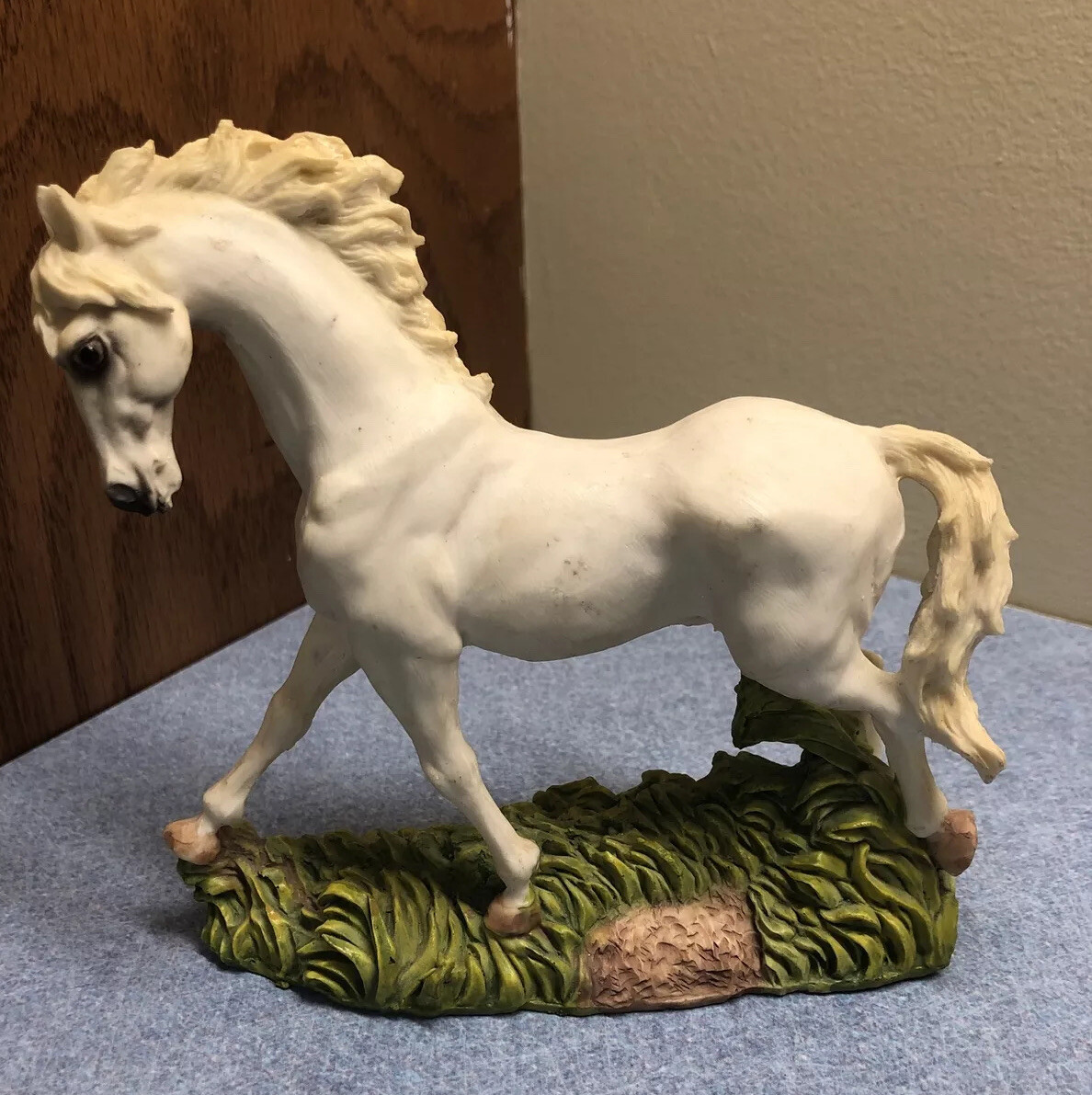 Pretty Lipco Vintage White Horse Figurine cast Resin 5.5\