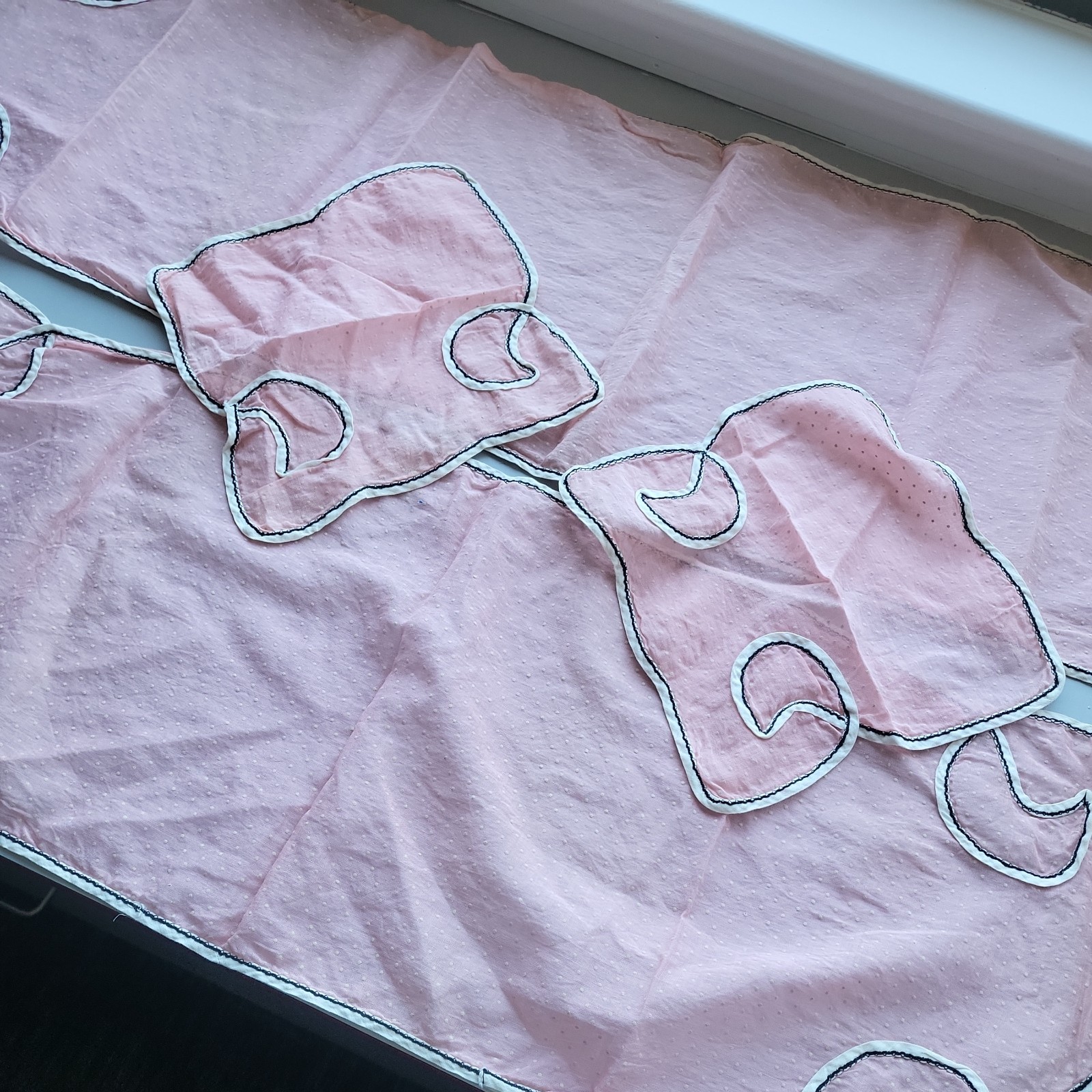 VTG 4pc  Linen Dresser Scarf Table Runner Set with Pink White and Black