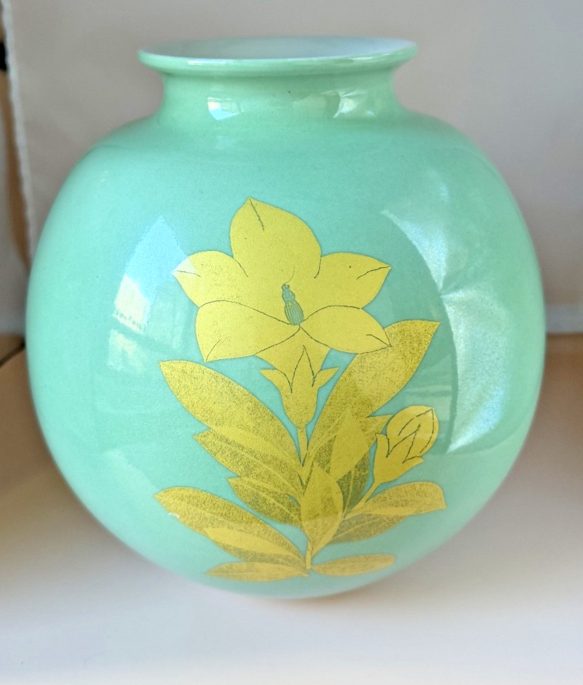 Kutani ware Living National Treasure Minori Yoshita Japanese vase porcelain gilt