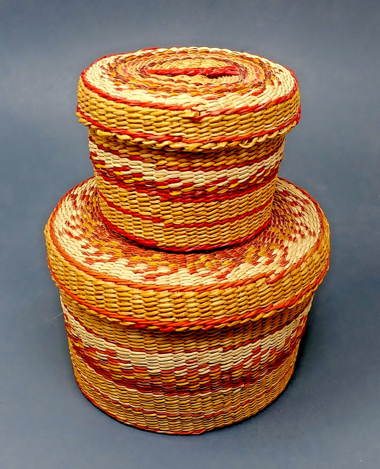 VINTAGE WOVEN WEAVED STRAW GRASS WICKER SET 2 ROUND NESTING BASKETS W/LIDS