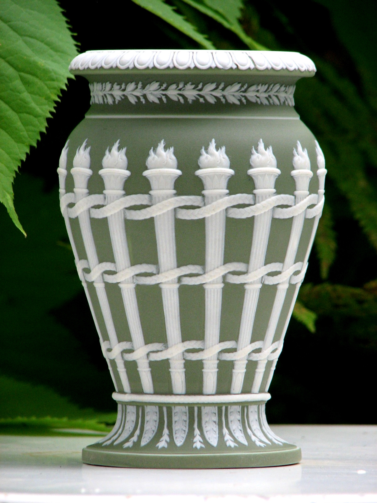 WEDGWOOD XRARE GREEN DIP URN TORCHES VASE NICE DETAILS NO LID  6  1/4 \'\'  HIGH