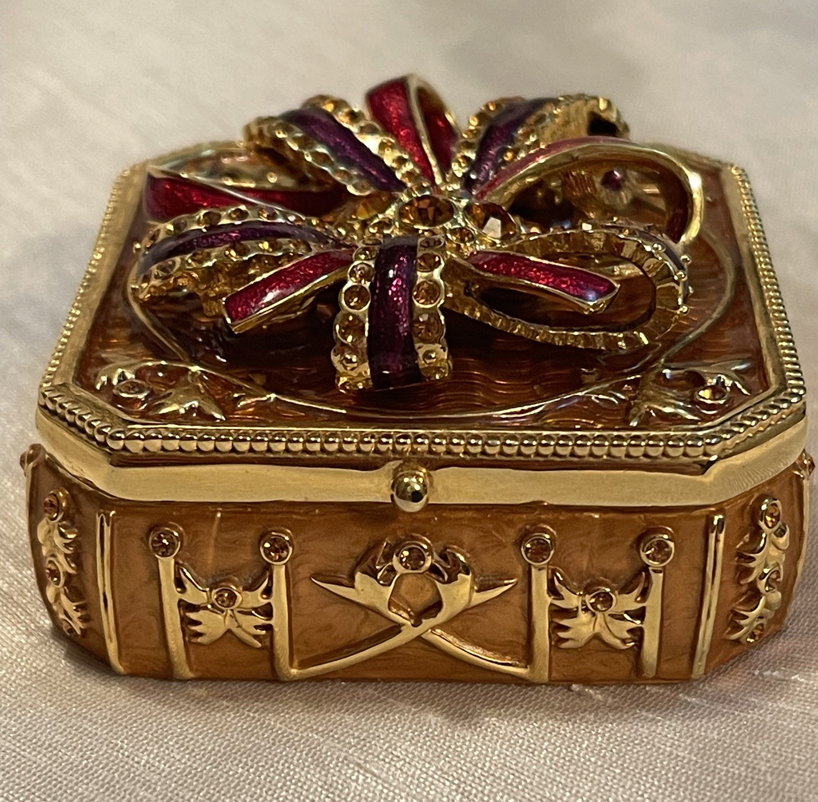 Vintage Joan Rivers Hidden Treasures Enamel Trinket Box Removable Bow Brooch Pin