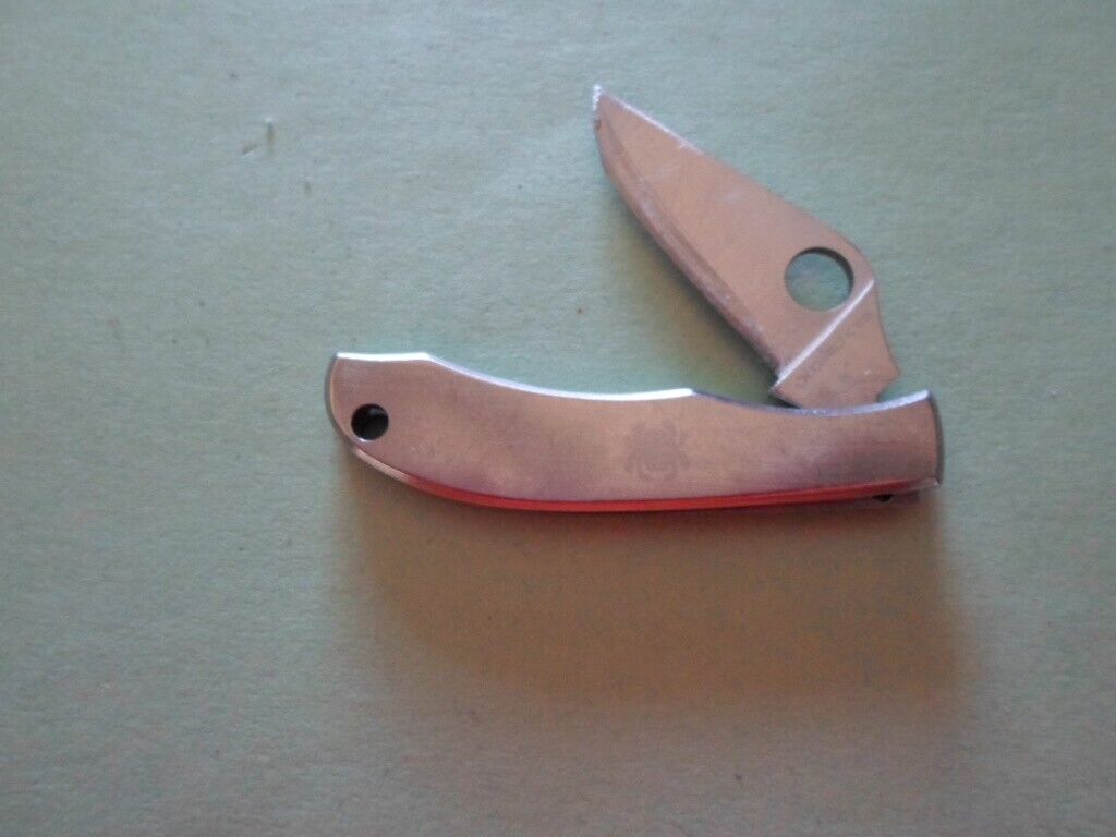 Spyderco Folding Knife Satin Plain Edge Blade Steel Handle 1.25'' HONEYBEE C137P