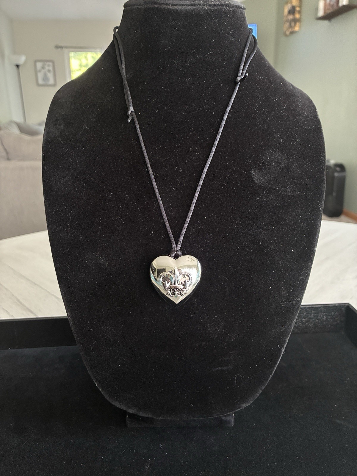 Avon - Outspoken by Fergie, Fleur de Lis locket with solid perfume (heart-shape)