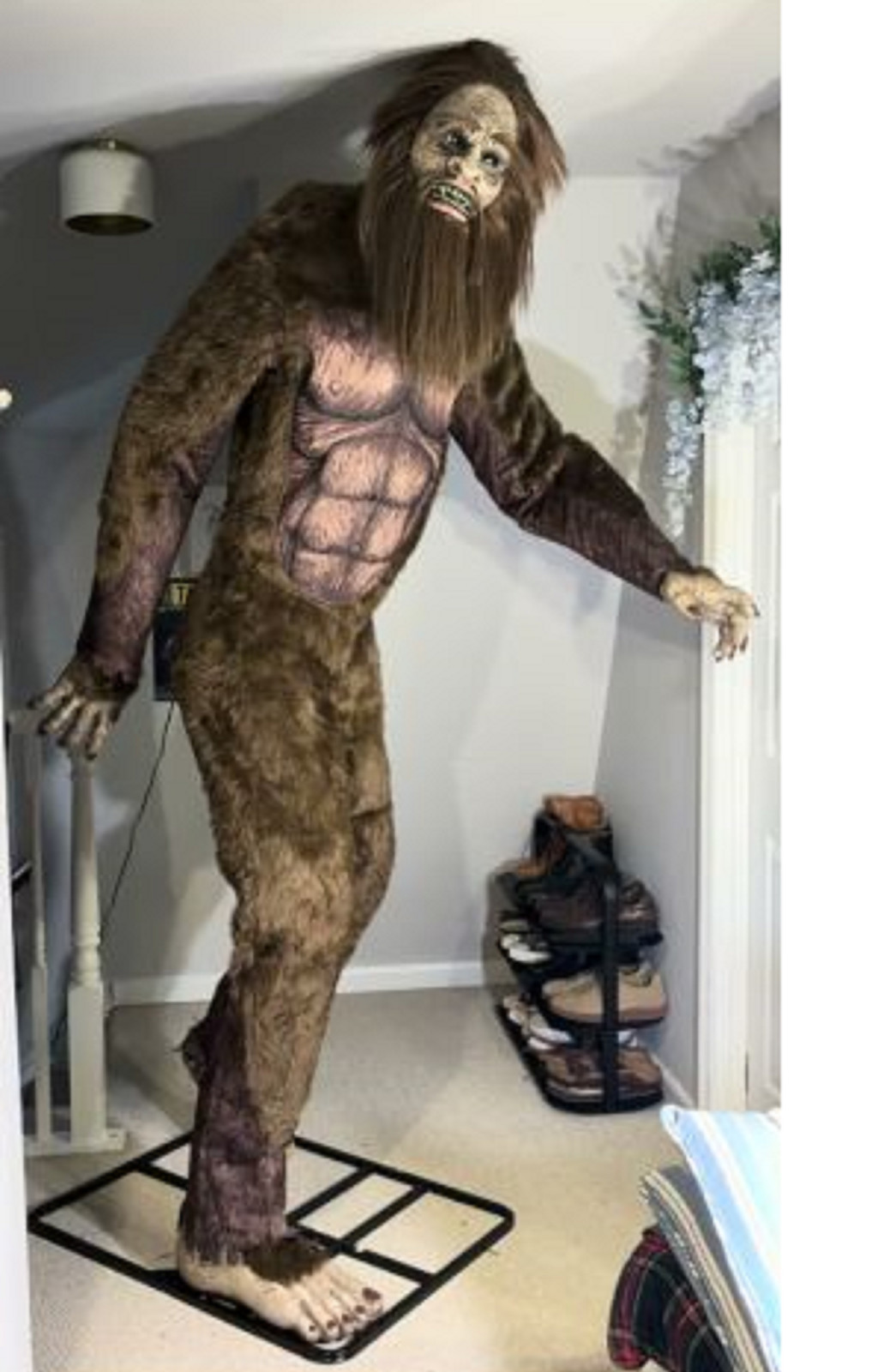 7.7FT SASQUATCH BIGFOOT CRYPTID ANIMATRONIC LIFE SIZE STEP PAD VOLUME CONTROL