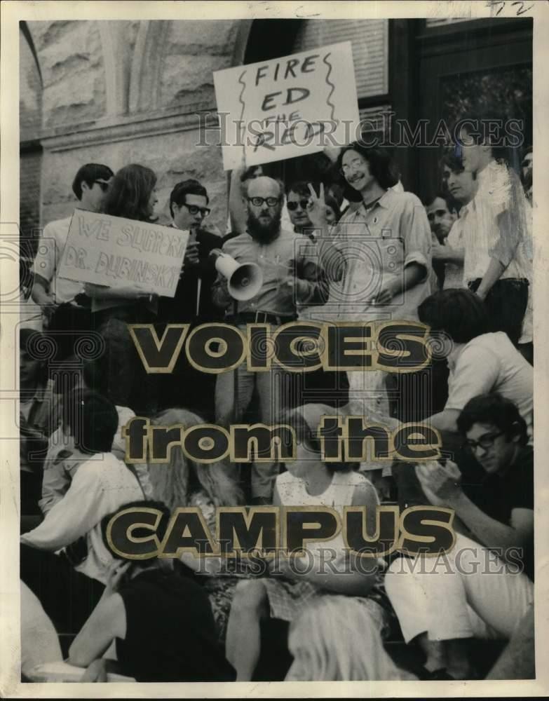 1969 Press Photo Students carrying picket signs during protest - noc93943