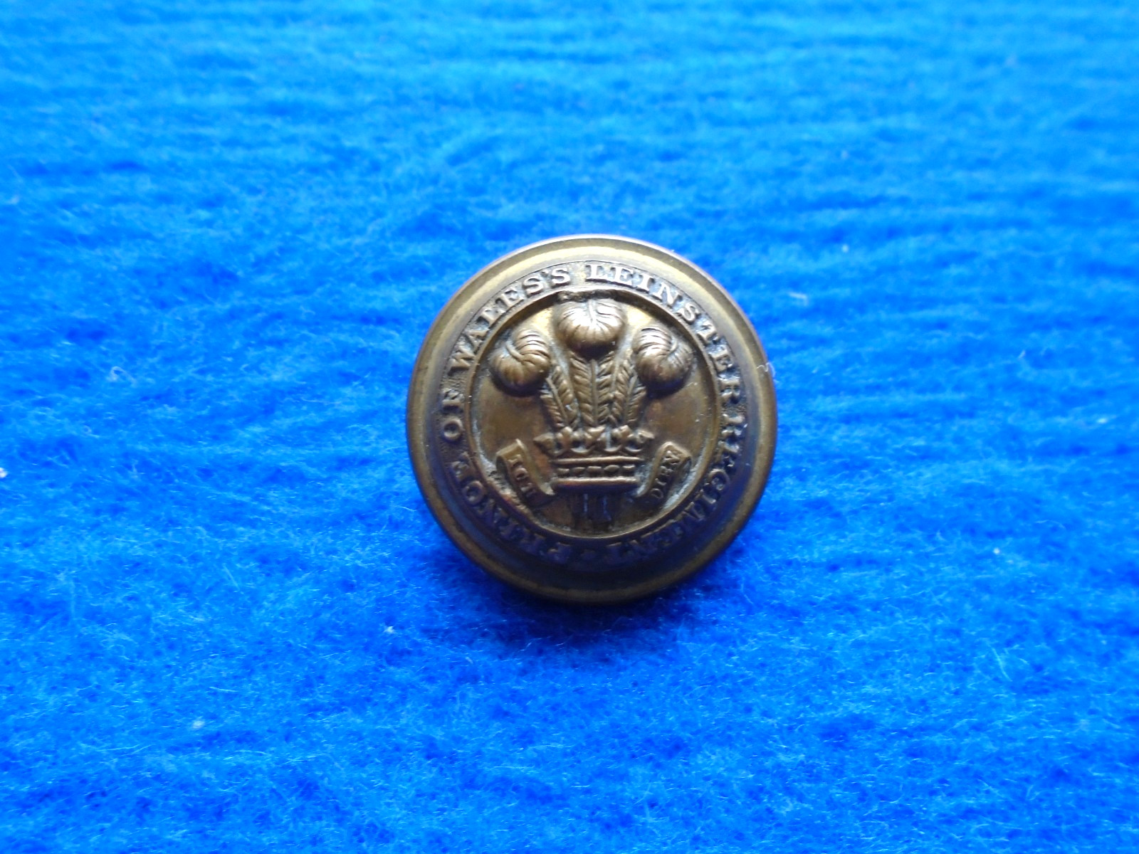 1881-1922 PRINCE OF WALES\'S LEINSTER REGIMENT 26MM OFFICERS BUTTON, JENNENS & CO