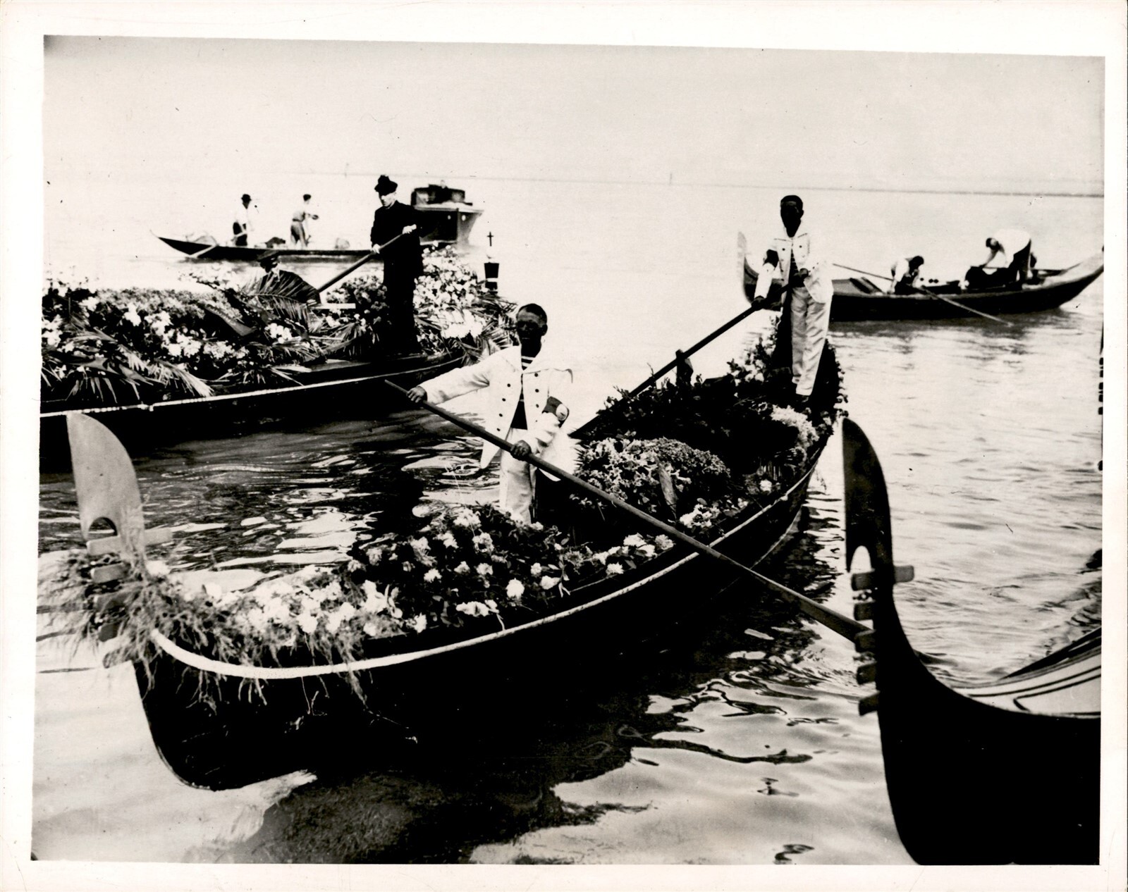 GA231 1938 Original Photo FLOWER-BEARING GONDOLA FUNERAL PROCESSION VENICE ITALY