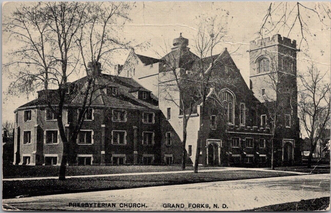 1916 GRAND FORKS, North Dakota Postcard PRESBYTERIAN CHURCH Street View *Creased