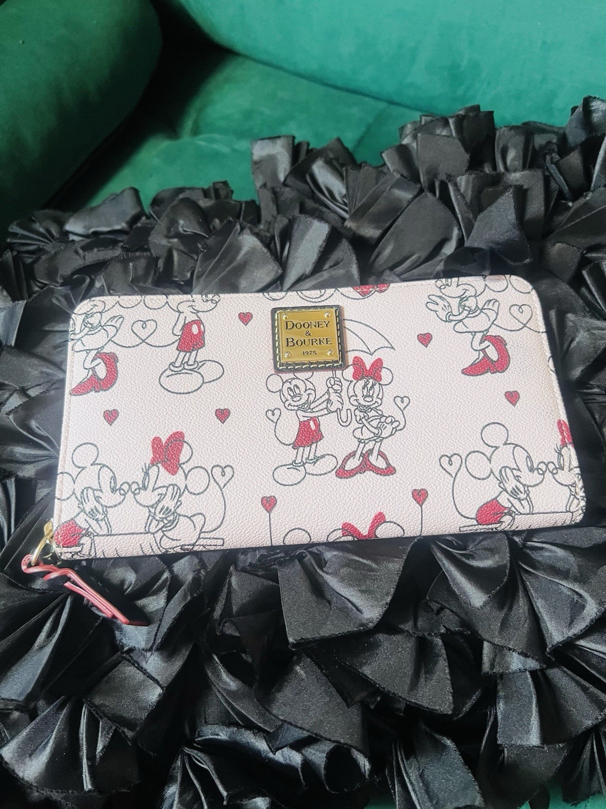 Dooney and Bourke Disney Mickey & Minnie Valentine’s Day 2022 Wallet🎀