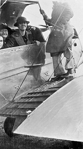 Two women and a child Victoria 1938 OLD PHOTO