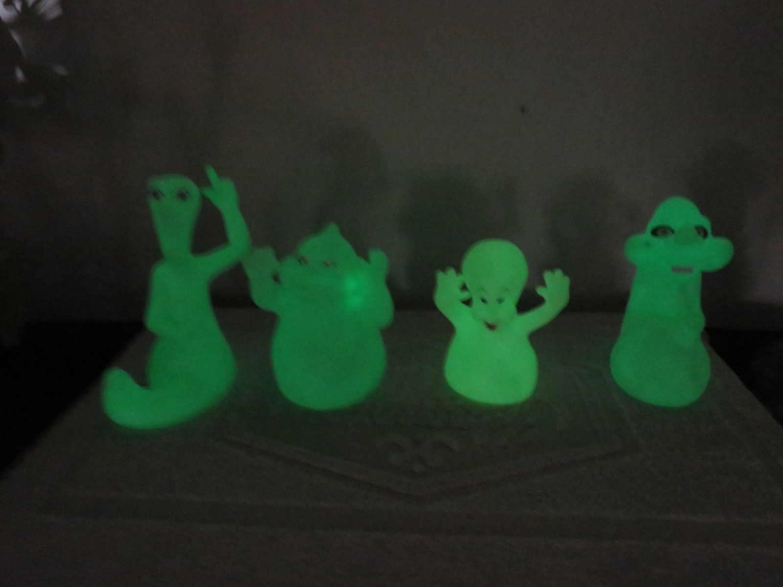 All 4 1995 Pizza Hut Casper the Friendly Ghost Glow in the Dark Hand Puppets