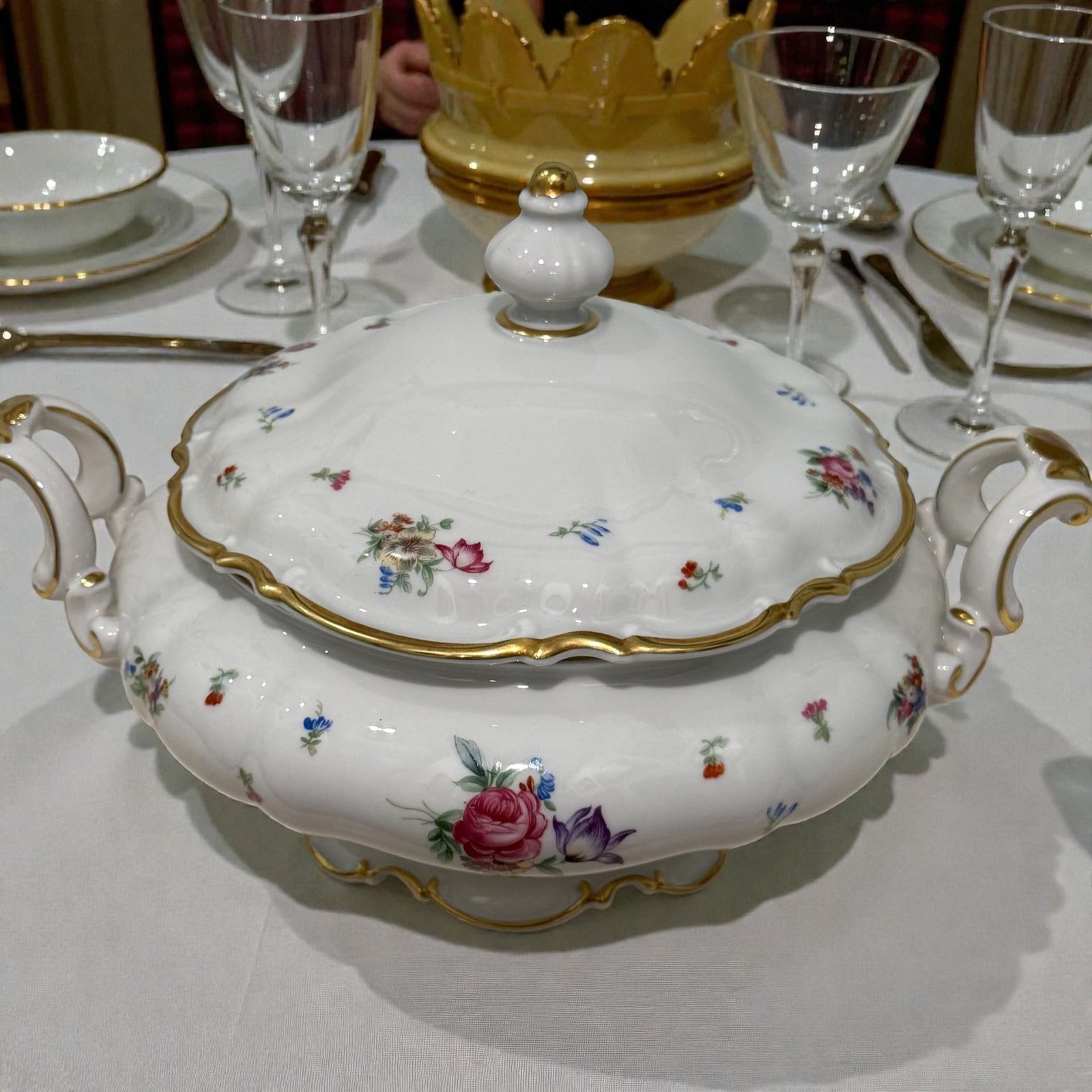 Hutschenreuther Selb Bone China Mayfair 7619 White Covered Vegetable Tureen Hutschenreuther Selb Bone China Mayfair 7619 White Covered Vegetable Tureen