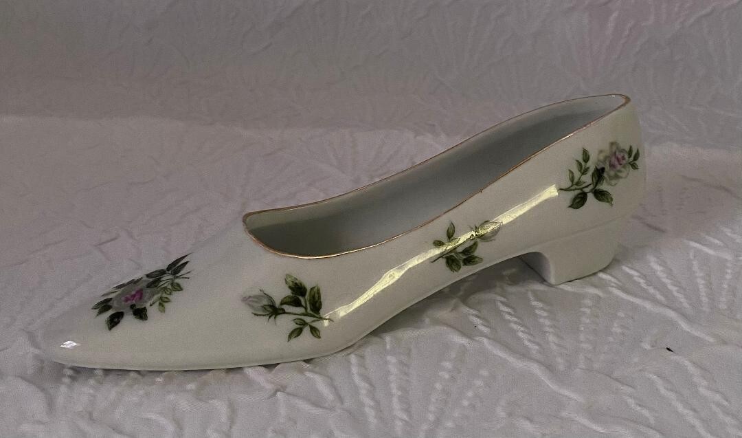 Ceramic Roses Gold Trim Shoe Or Slipper Figurine Trinket Holder