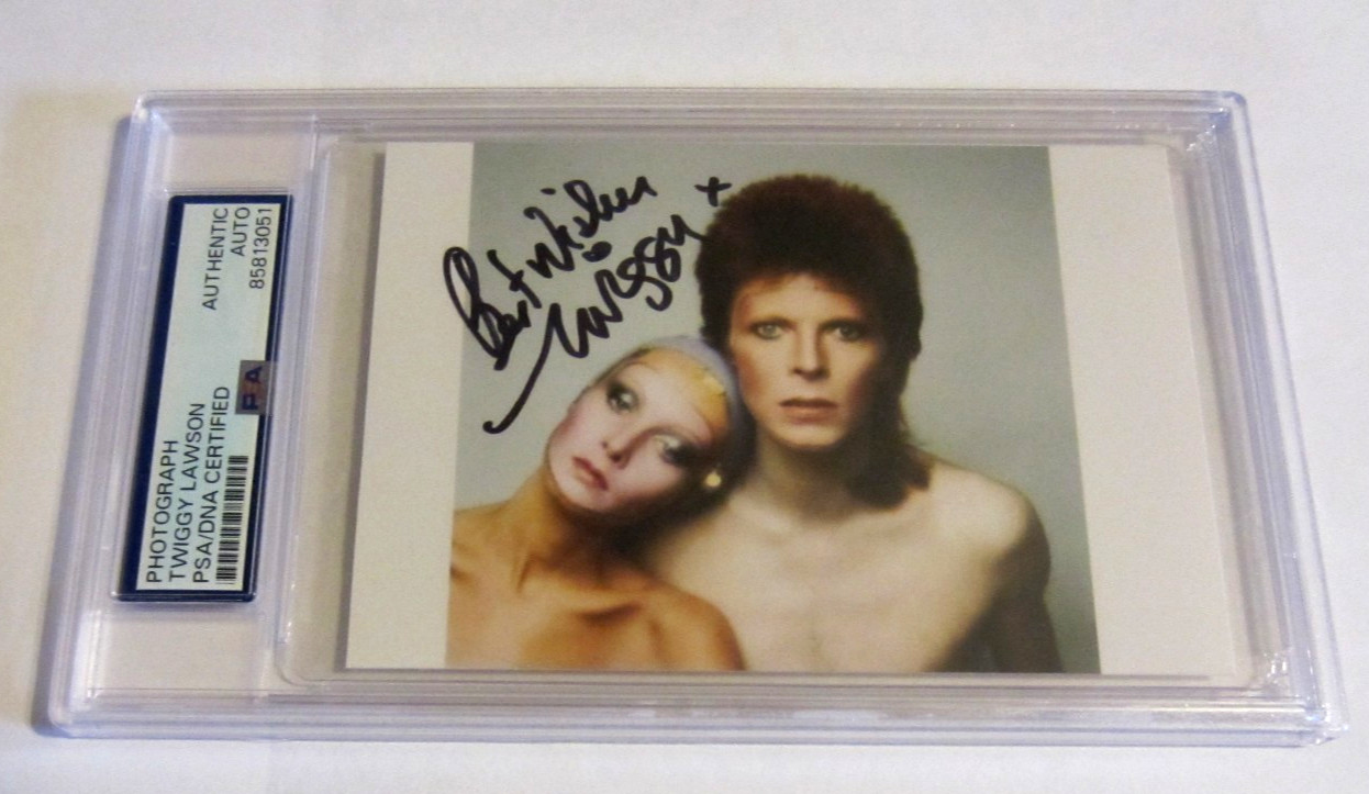 Twiggy Lawson English fashion model signed autographed 3.5x5 PSA DNA authentic