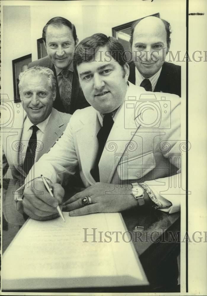 1972 Press Photo LSU-New Orleans basketball coach Ron Greene, Sugar Bowl brass