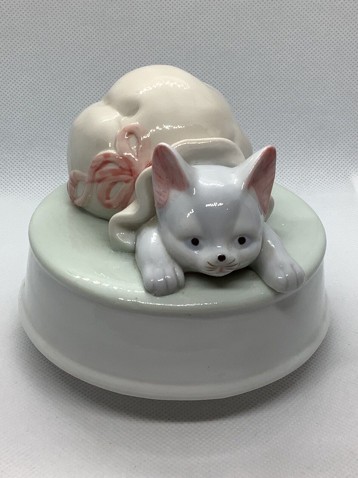 Vintage Cat Kitten Figurine Rotating Music Box Ceramic Porcelain Hand Painted 5”