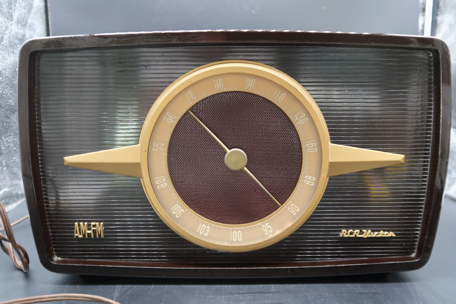 Vtg 1951 RCA Victor 1-R-81 AM FM Tube Radio Livingston Bakelite Works Tunes