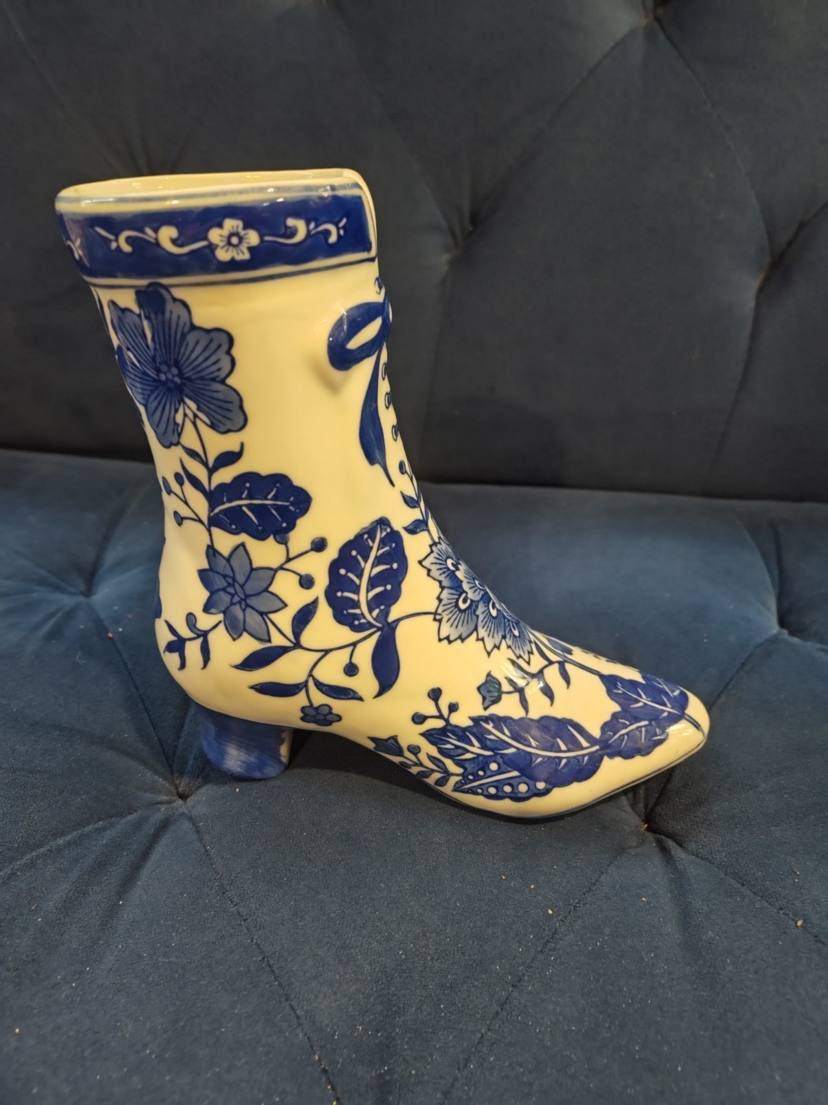 Vintage Chinese Porcelain Blue & White Shoe / Boot Vase 7” Formalities *MINT