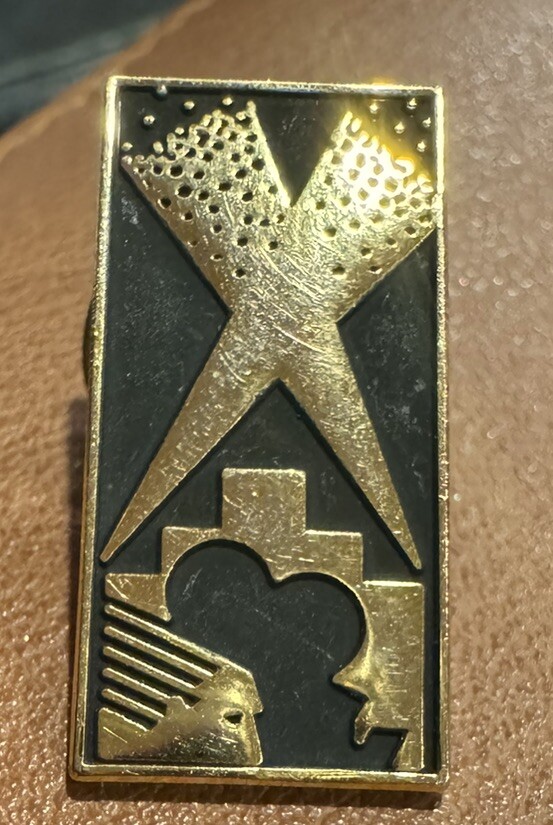 vtg universal studios movie film spotlight pharoah head lapel hat pin brooch