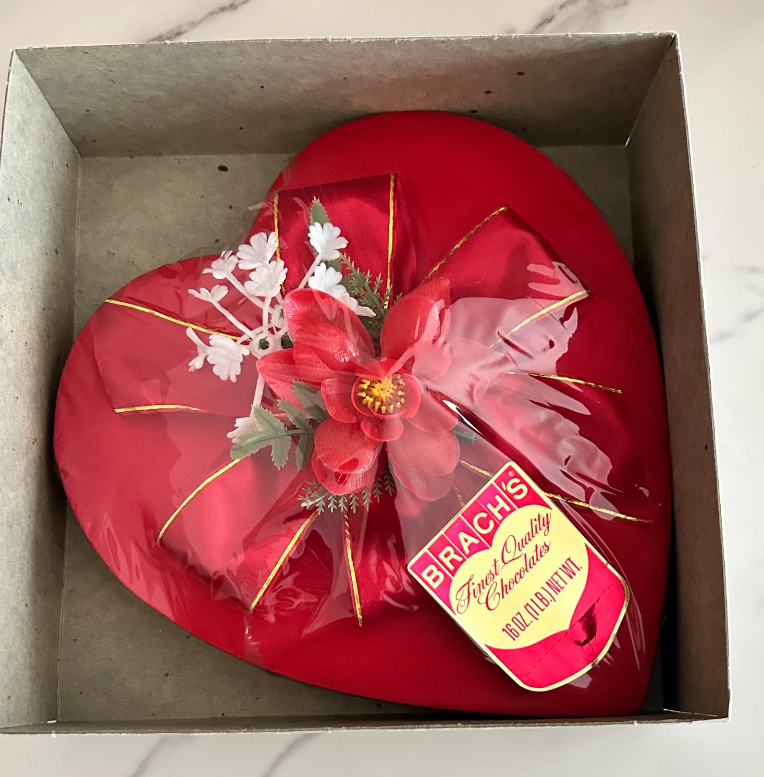 New Sealed Vtg 1982 Brachs Valentine Chocolate Box Flower Top Satin Heart w/Box