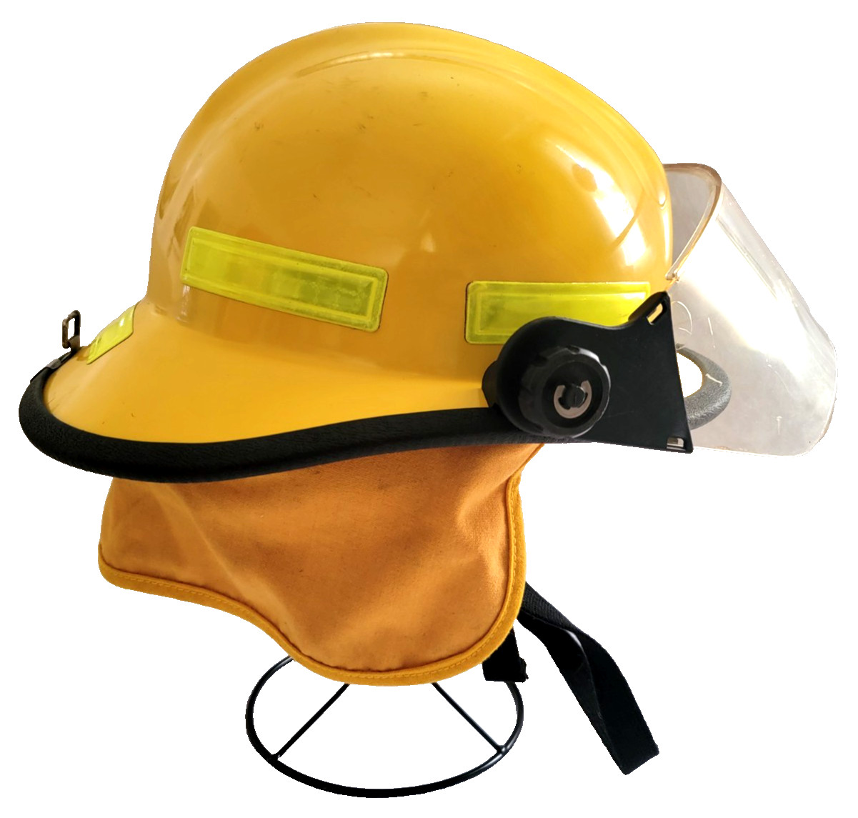 CHIEFTAN VINTAGE FIREMAN\'S HELMET FULLY FUNCTIONAL CLEAN & UNDAMAGED CONDITION