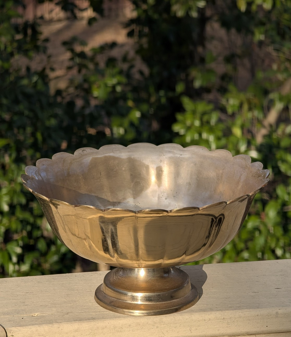 VTG SOLID BRASS SCALLOPED PEDESTAL CENTERPIECE BOWL DECORATIVE KOREA 1975 9 1/8\