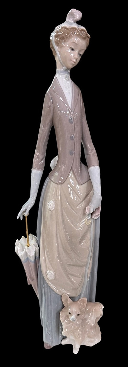 Lladro porcelain figurine 4761 Woman w Umbrella & Dog Papillon Vincente Martinez
