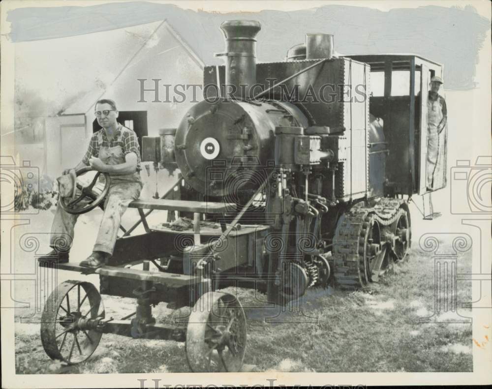 1959 Press Photo Ray and Ed Smolik pose with locomotive used to haul logs, Iowa