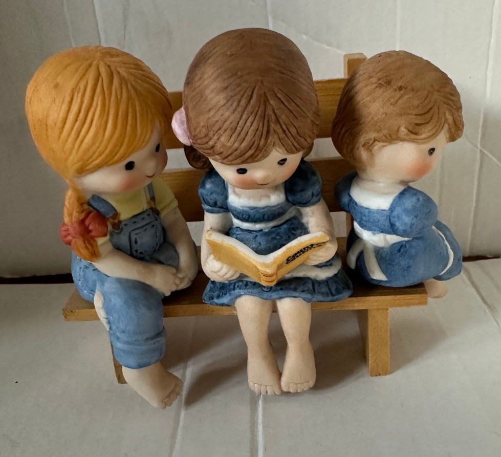 Enesco Country Cousins Sitting on Wood Bench Reading a Book EUC