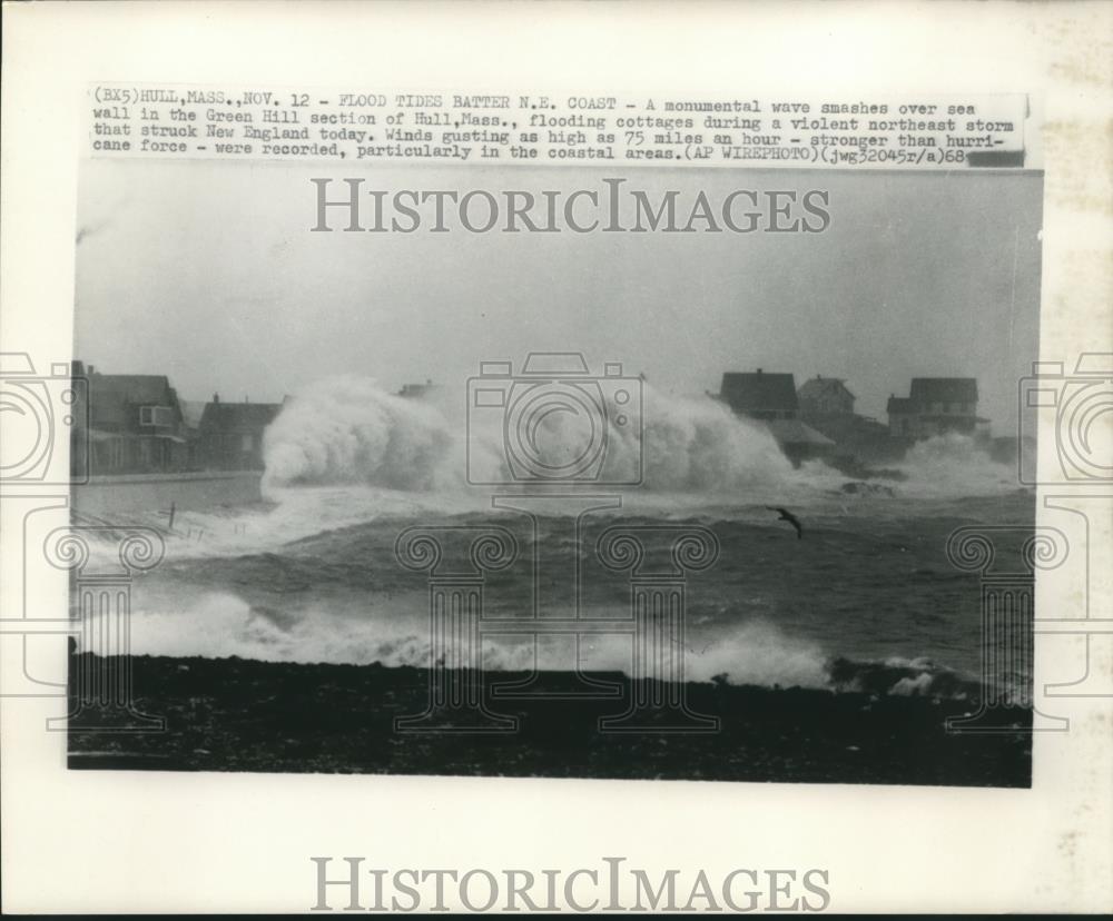 1968 Press Photo Huge wave smashes over sea wall in Hull, Massachusetts