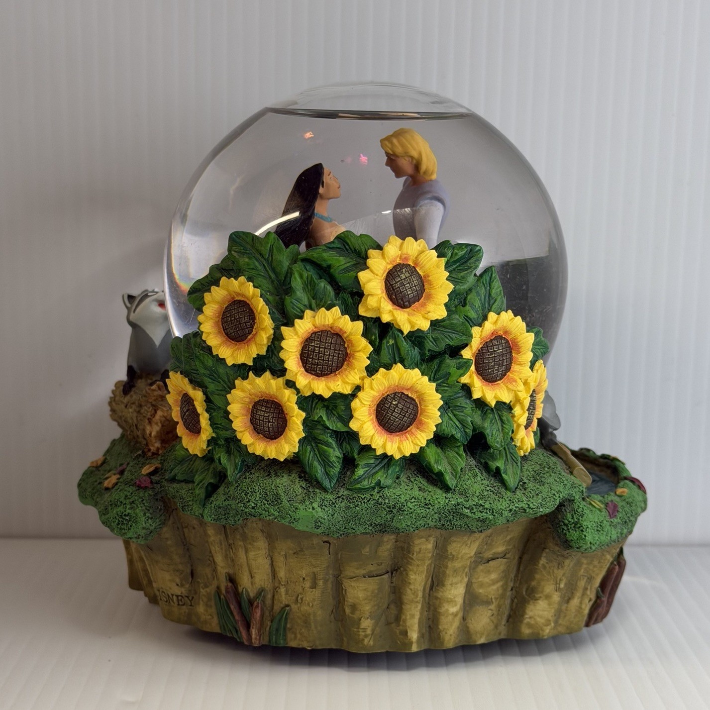 Disney POCAHONTAS & JOHN SMITH Musical Rotating Snow Globe “Colors Of The Wind”