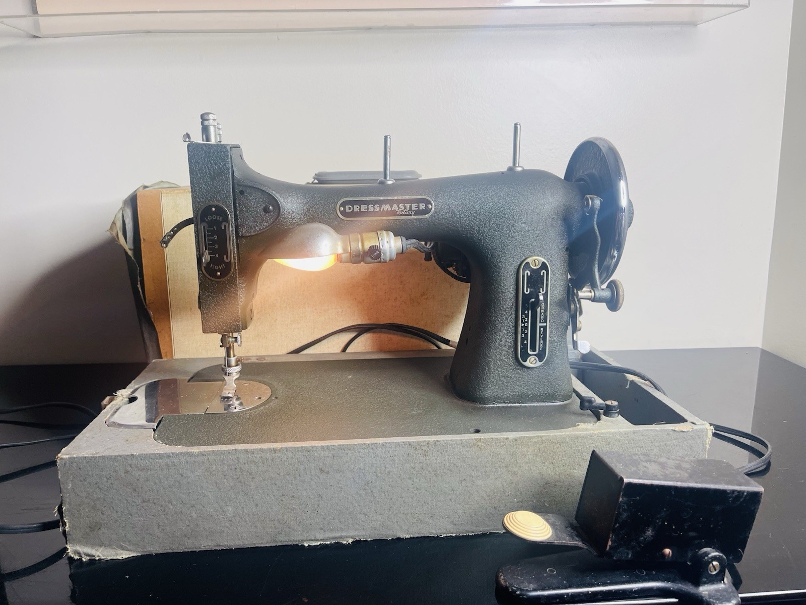 1940's  Dressmaker Rotary Sewing Machine In Case, Tested, Works great #E6354