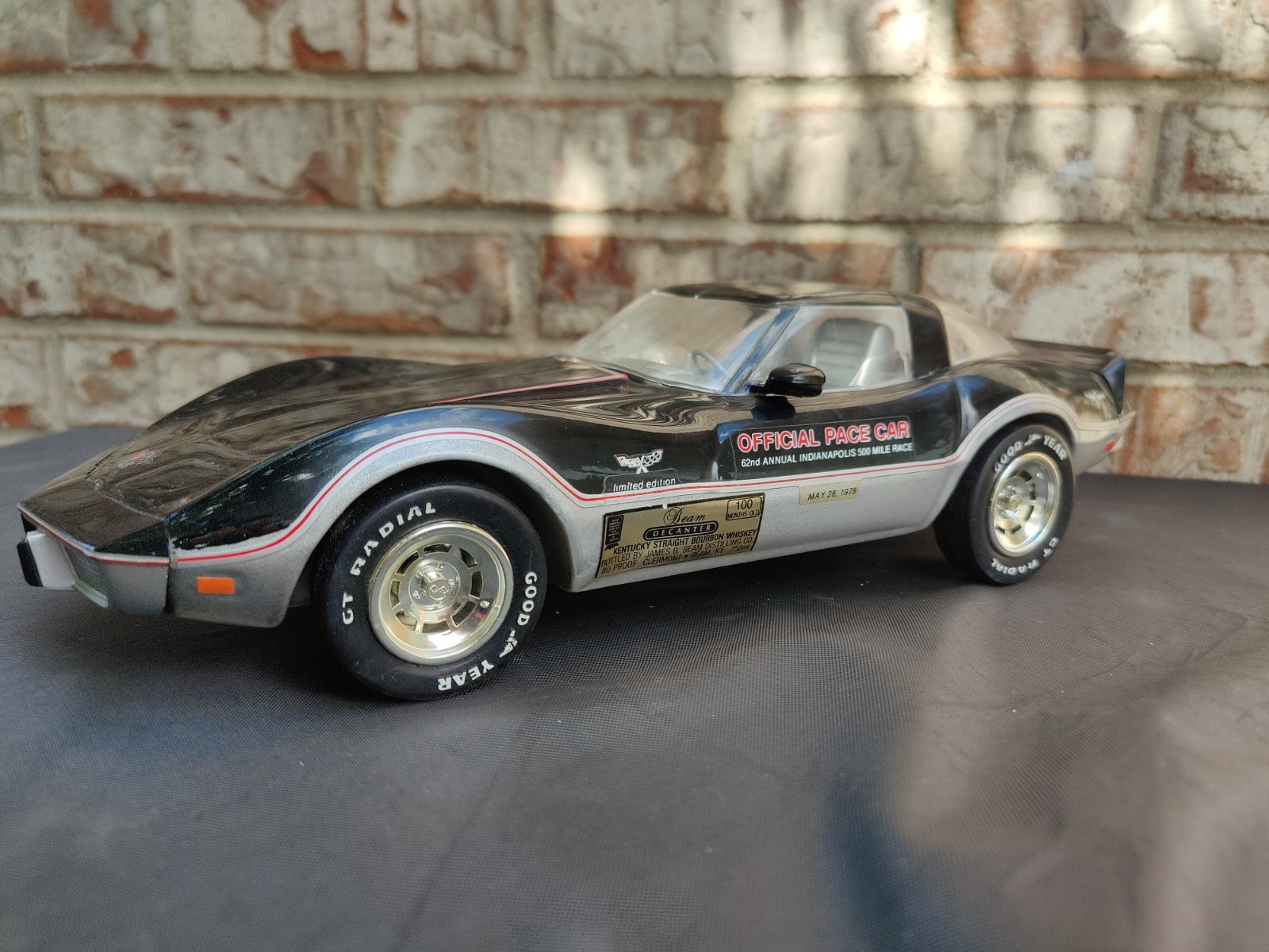 JIM BEAM 1978 CHEVROLET CORVETTE INDIANAPOLIS PACE CAR DECANTER SEALED FULL JIM BEAM 1978 CHEVROLET CORVETTE INDIANAPOLIS PACE CAR DECANTER SEALED FULL