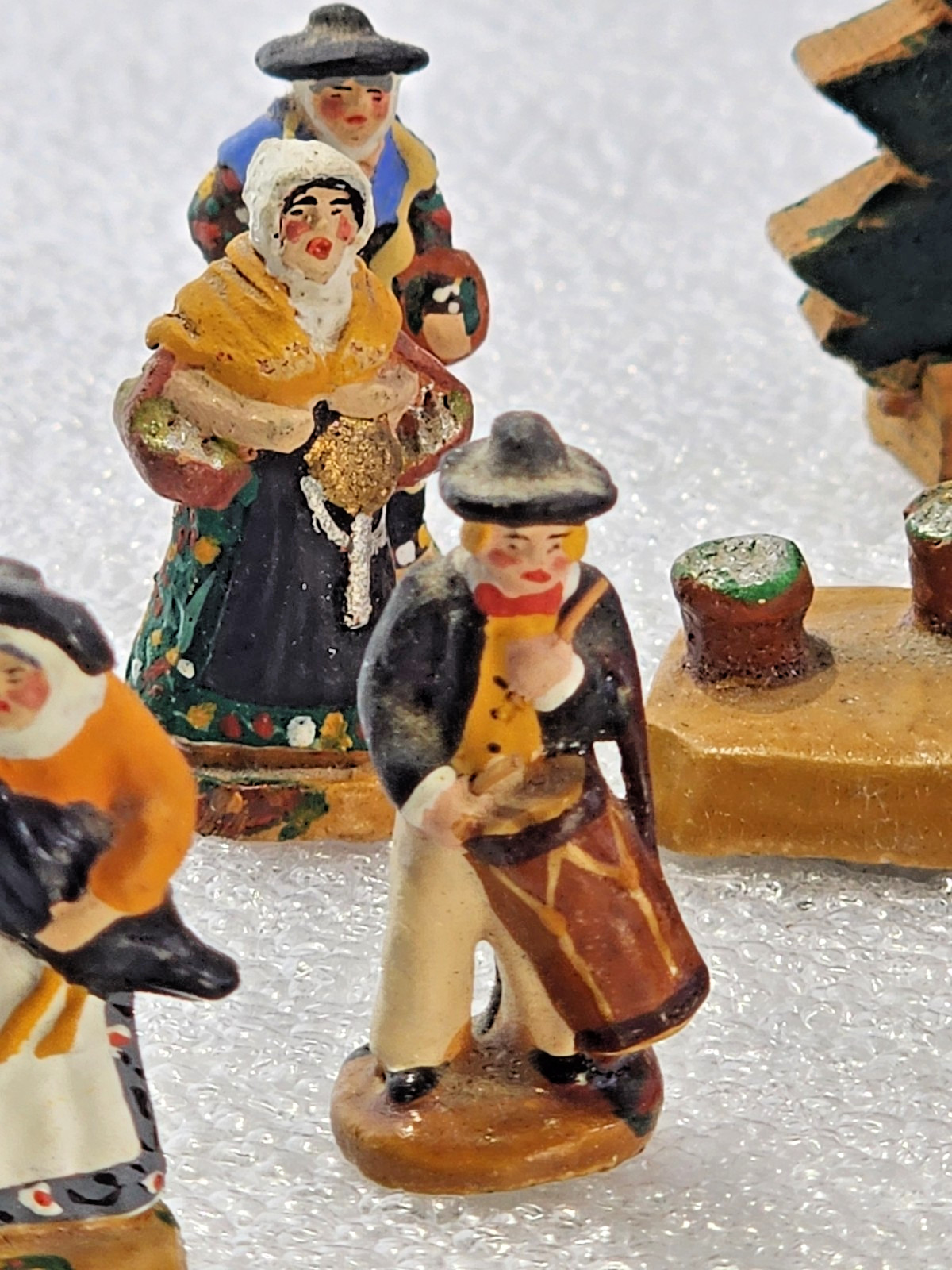 Vintage Santons Miniature De Provence/Carbonel French Figurines  lot of 16