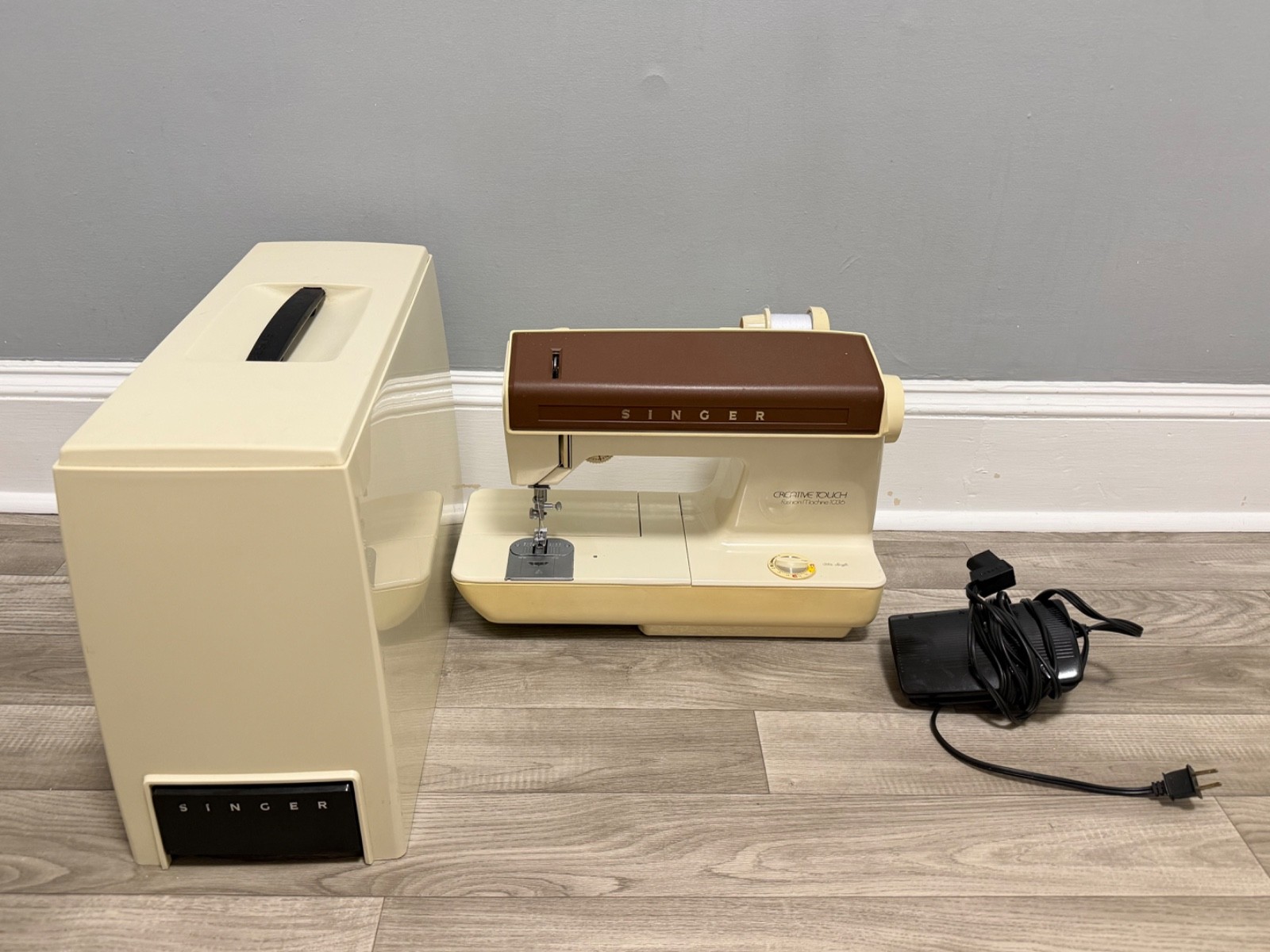Vintage Singer Creative Touch Fashion Machine 1036 Sewing Machine Case Pedal