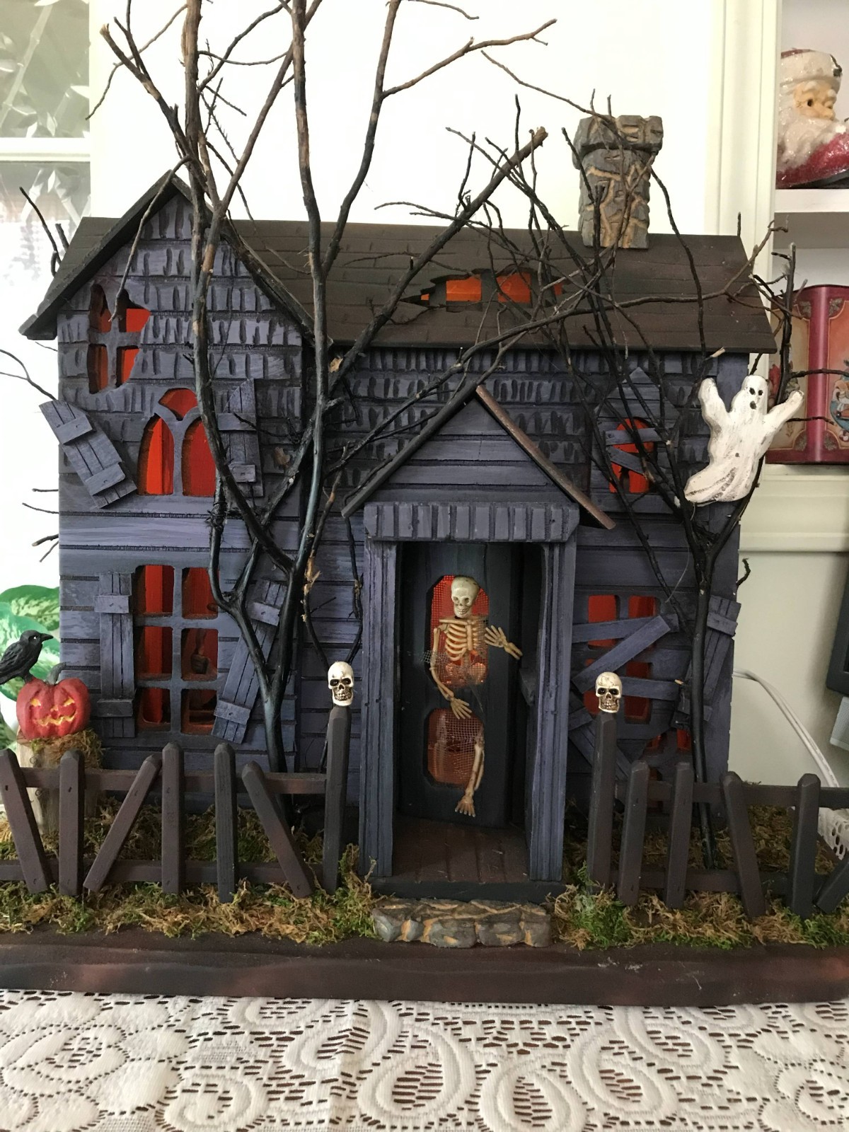 OOAK ARTIST MADE, HANDCRAFTED AMAZINGLY DETAILED HALLOWEEN HAUNTED HOUSE