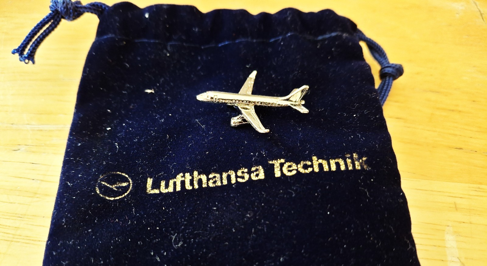 Lufthansa Technik AIRBUS A321 Silver Tone Lapel Pin in Pouch 1in x 1in
