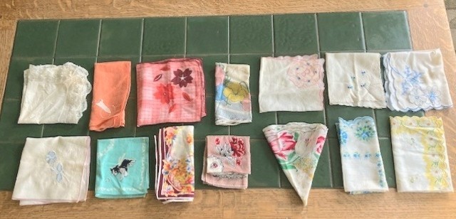 VTG. lot of 14 women\'s hankies, handkerchiefs. Floral, embroidered, scalloped.