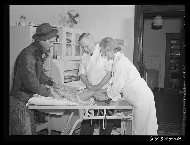 Photo:Chaffee Missouri 1942 Little Girl Receiving Anti Hydrophobia Vaccine