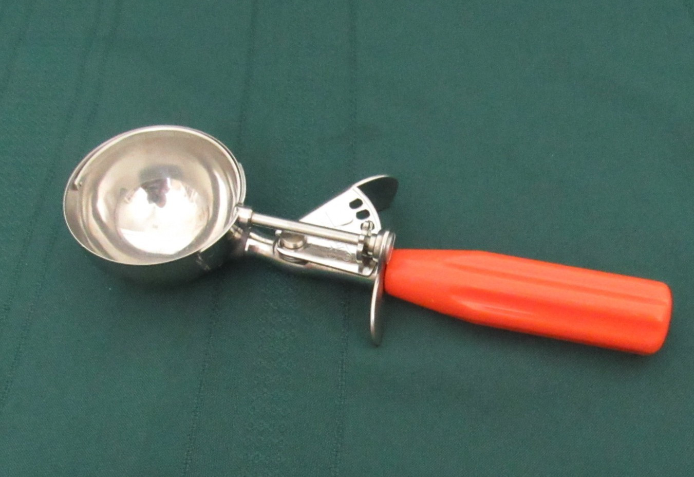 VINTAGE 50\'S ICE CREAM SCOOP  SHORECRAFT  STAINLESS STEEL ORANGE BAKELITE HANDLE