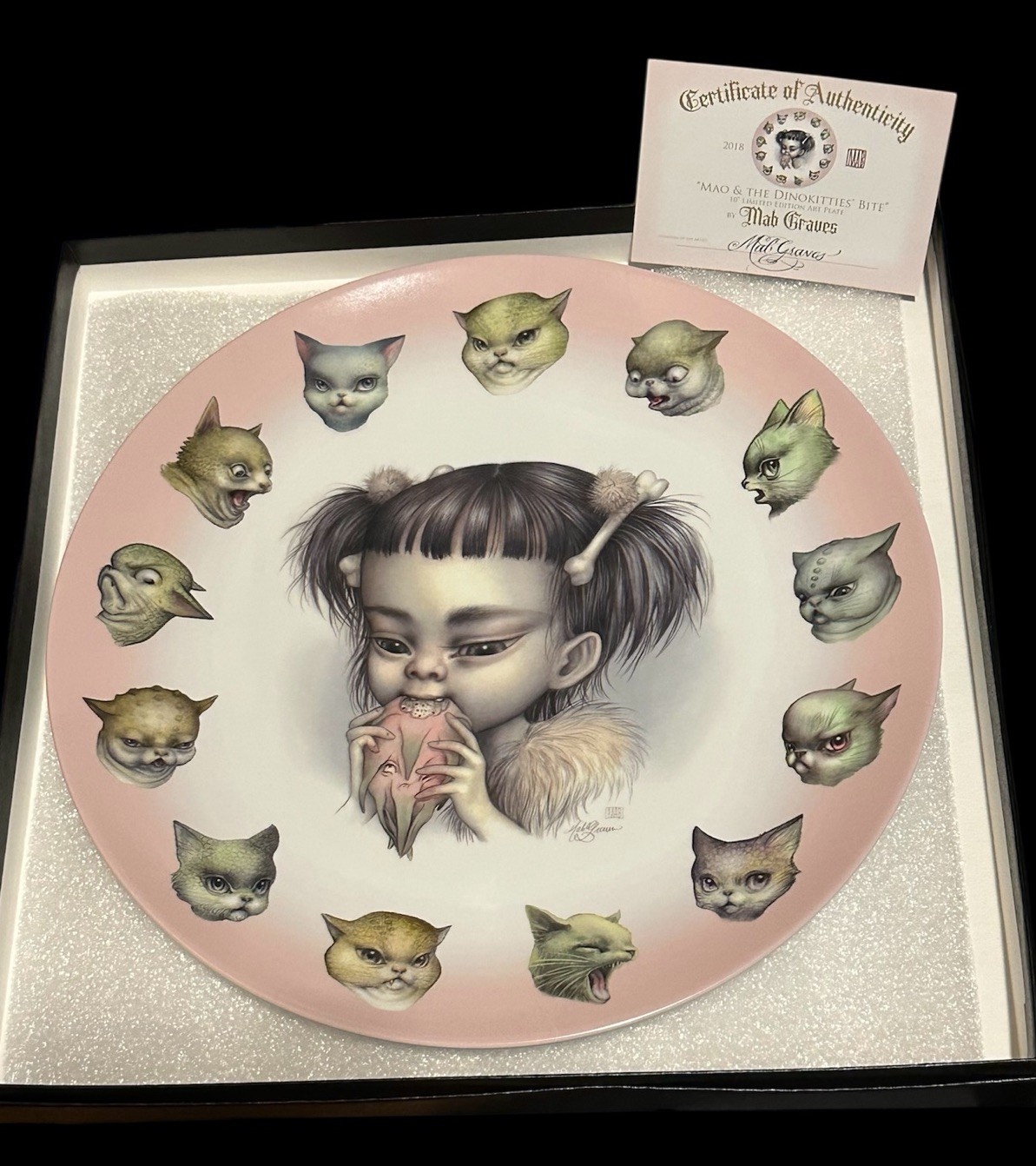 Mab Graves 2018 Plate “Mao & The Dinokitties” NIB Sold Out