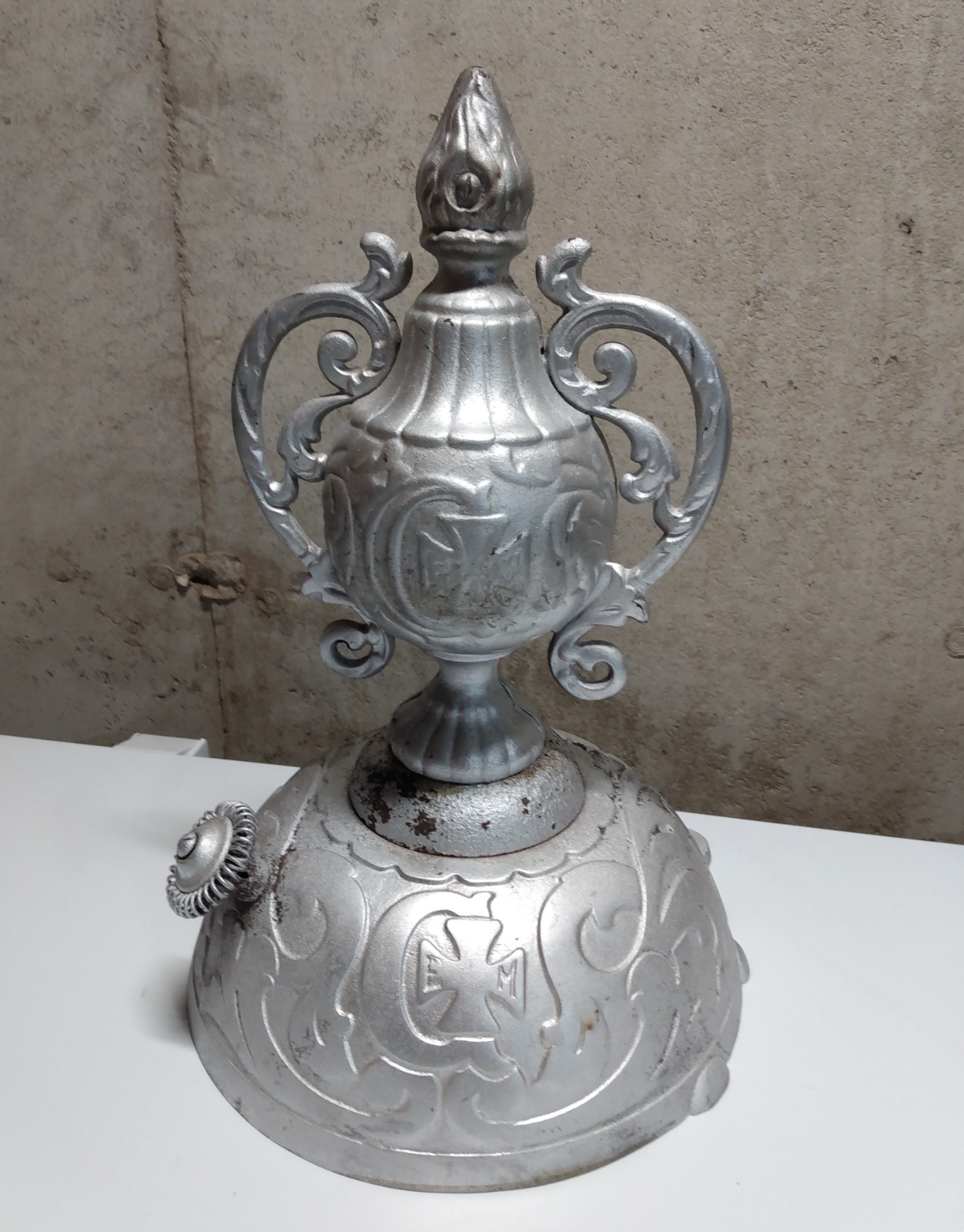 Antique Gem City Co Cast Iron Finial Top Cover for Round Pot Belly Parlor Stove