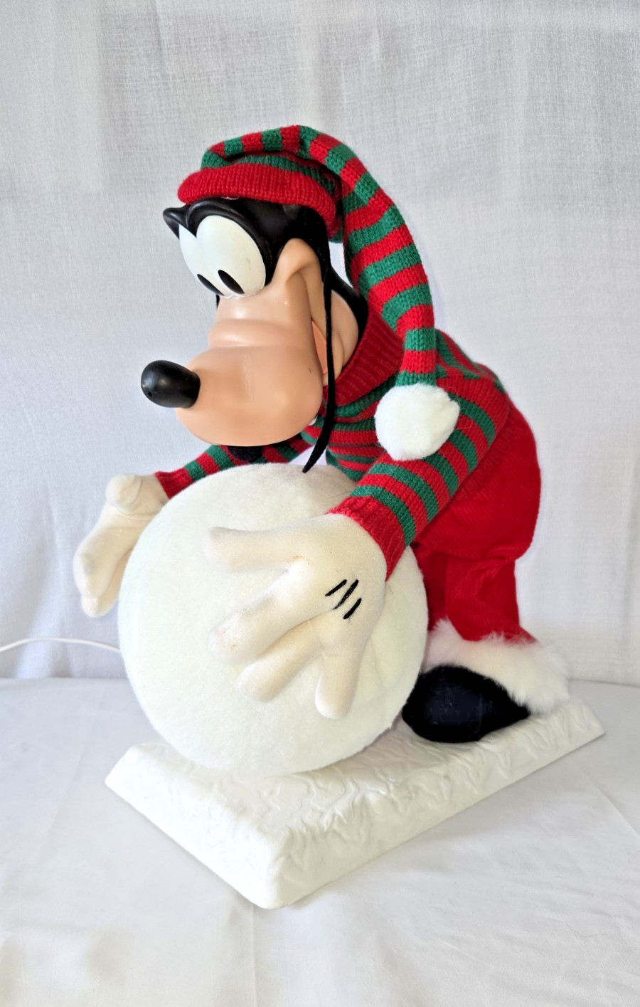 Vintage 1996 Disney Goofy Santa\'s Best Animated Christmas Snowball 16\