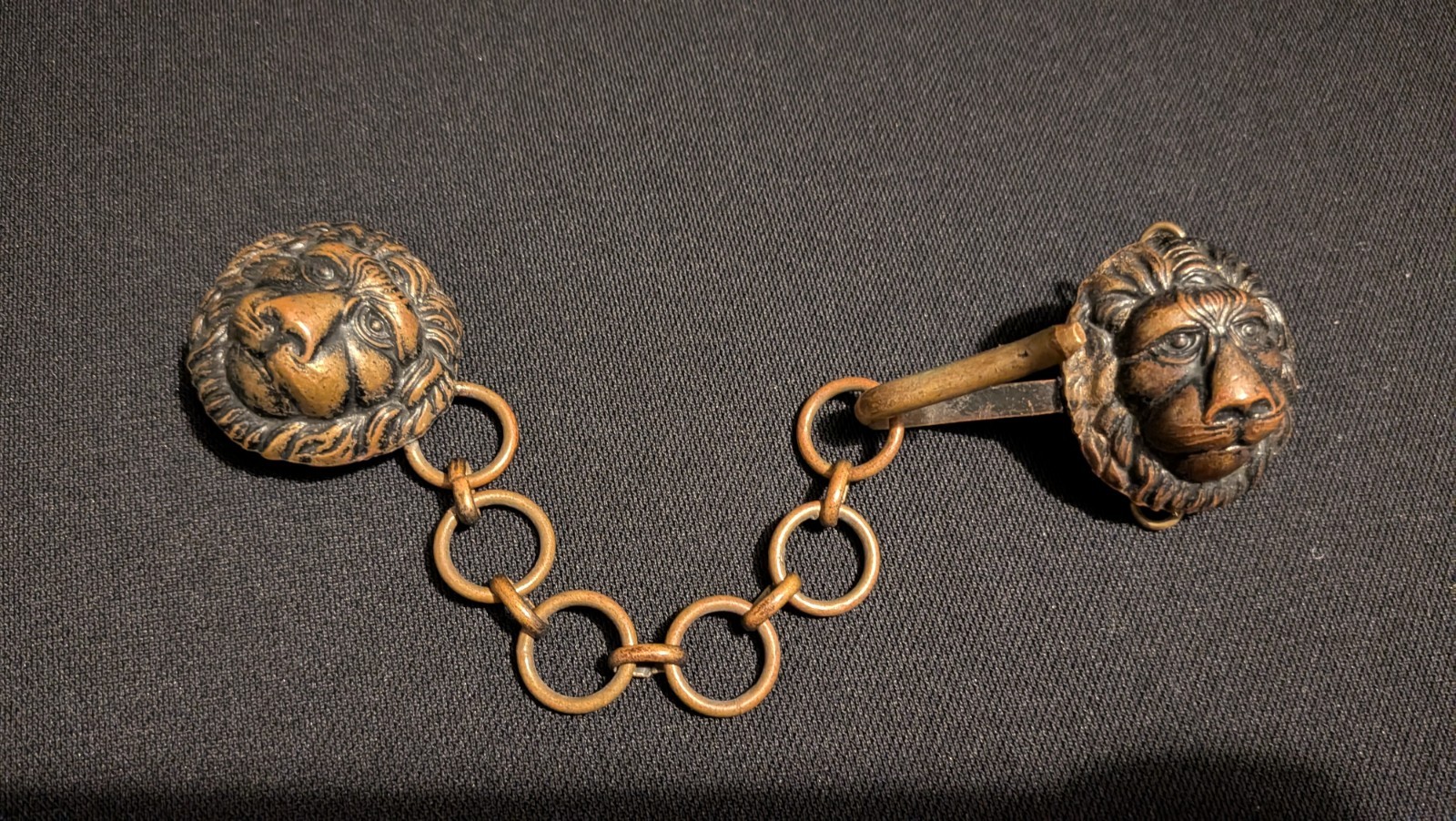 RARE ANTIQUE COPPER VICTORIAN POLICEMAN\'S LIONS HEAD CAPE CLOAK CLASP SUPERB RARE ANTIQUE COPPER VICTORIAN POLICEMAN\'S LIONS HEAD CAPE CLOAK CLASP SUPERB