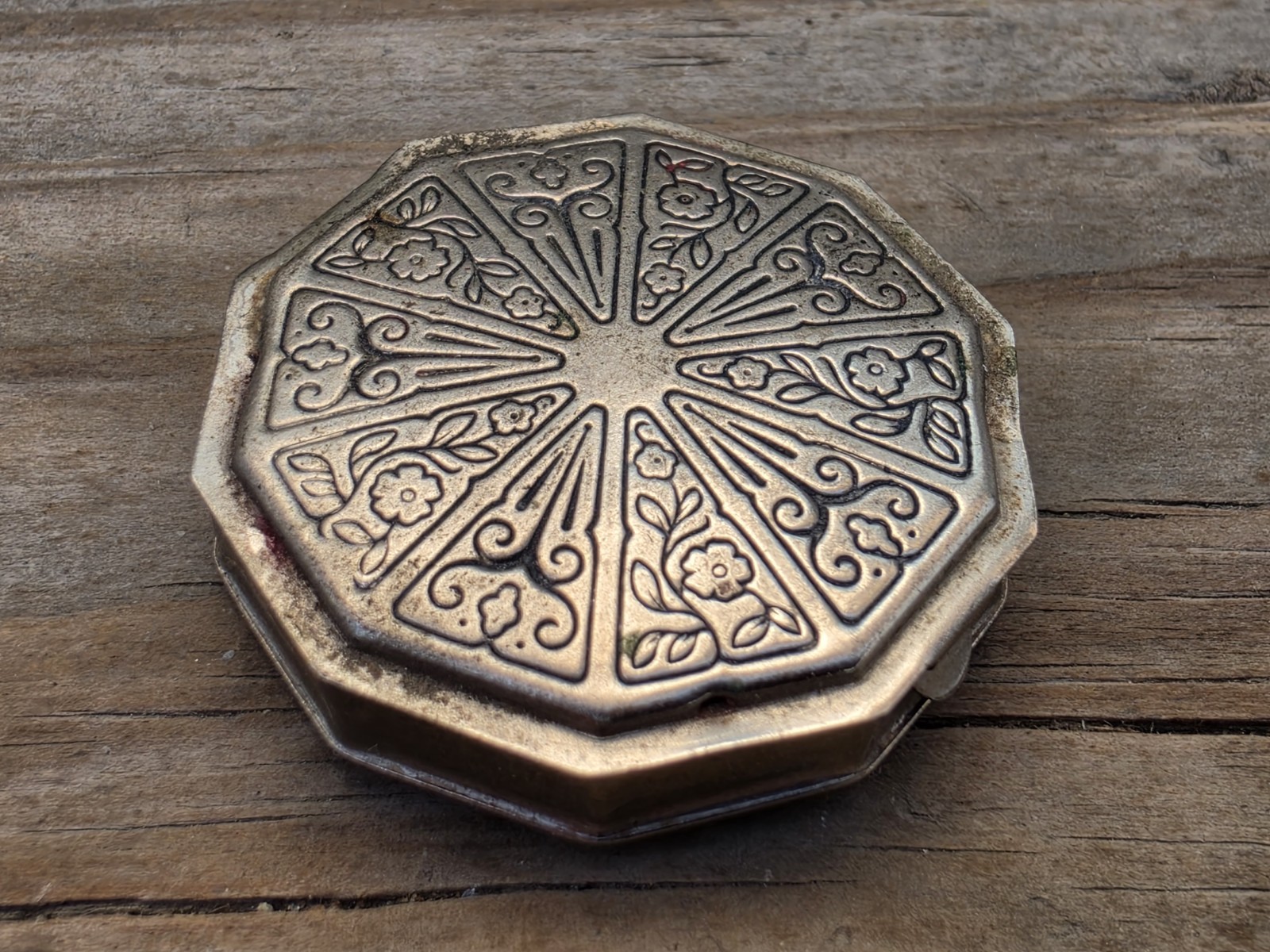 Rare Antique 1920s Doucette Rouge Ornate Silvertone Octagonal Compact Complete