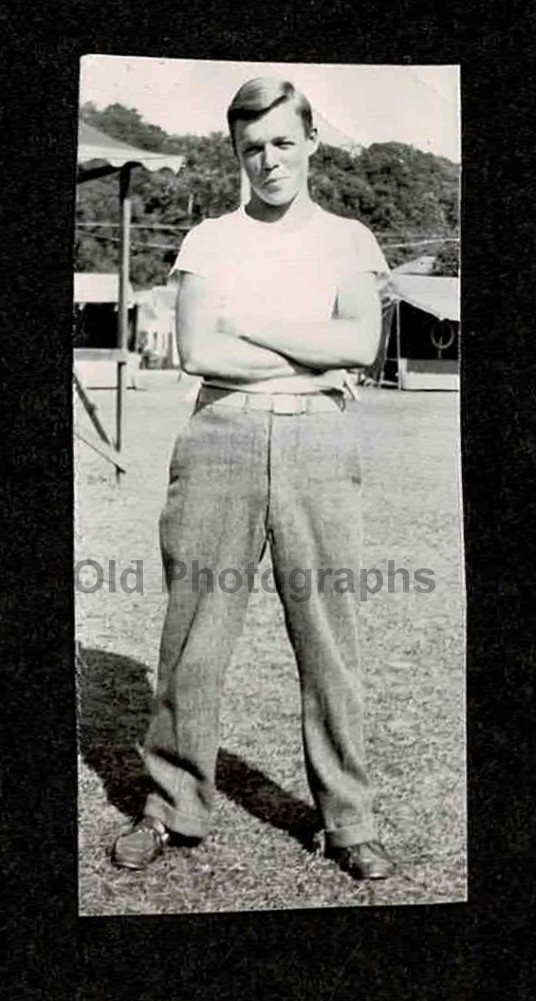 HANDSOME YOUNG MAN TOUGH GUY FOLDED ARMS SLACKS OLD/VINTAGE PHOTO-H436