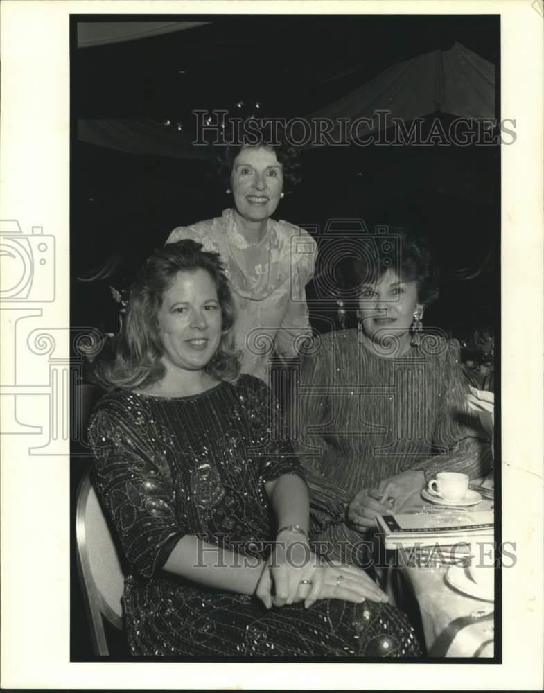 1991 Press Photo Gail Asprodites, Pat Kelly, Marcia Hubbard at the Opera Ball