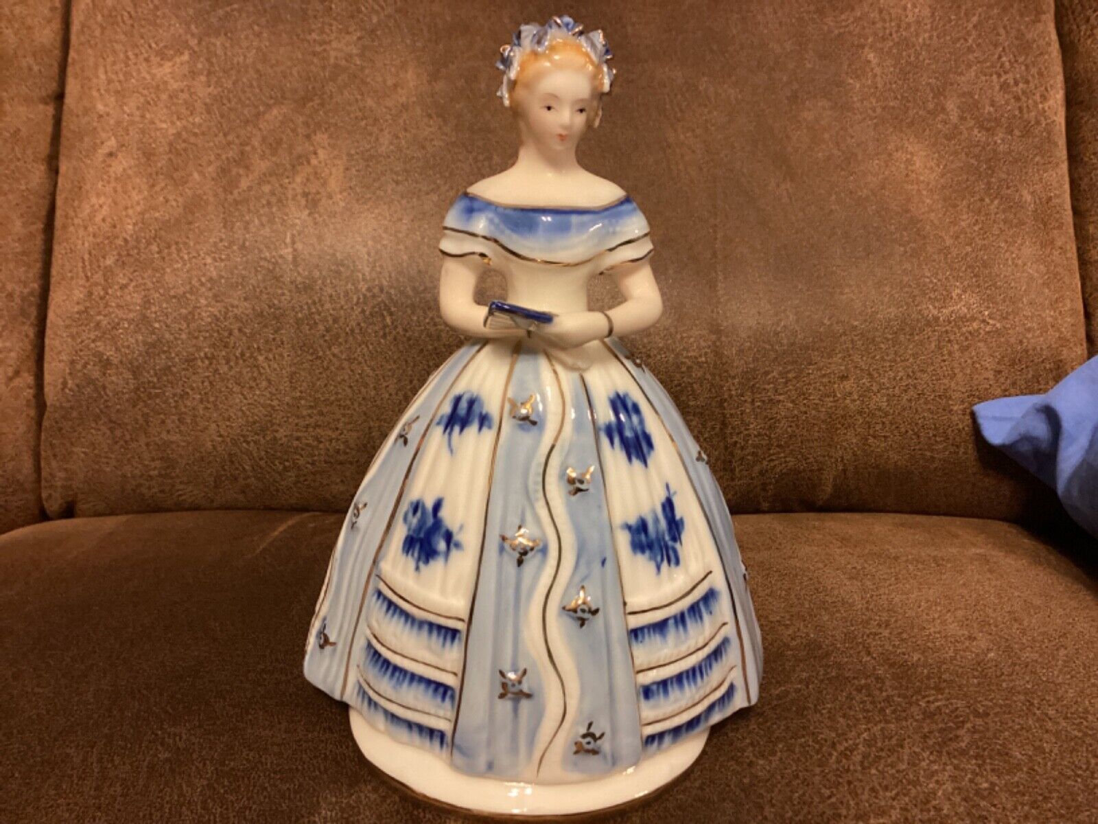 ROYAL DERBY CROWN PORCELAIN FIGURINE WOMAN WITH FAN AND FLOWERS NICE